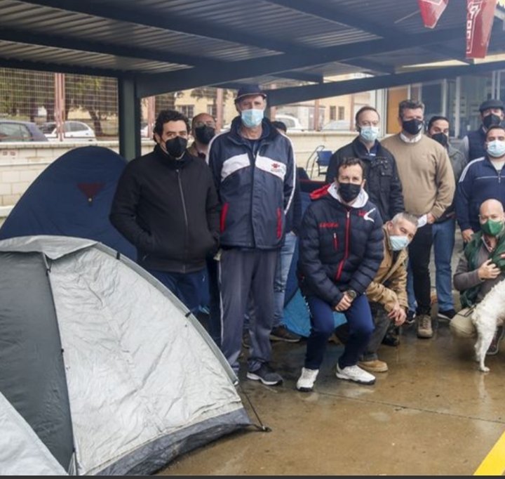 Hedelba's tweet photo. Horas de cobertura a una "huelga de transportistas" de la que no han contado los destrozos a camiones ni de gente tirando desde puentes objetos a camioneros. 
Los que llevan horas, días, meses....sin cobrar, luchando, acampados son @Trab_Zumosol
¿HABEIS VISTO NOTICIAS EN TV? https://t.co/01f5iAHwd1