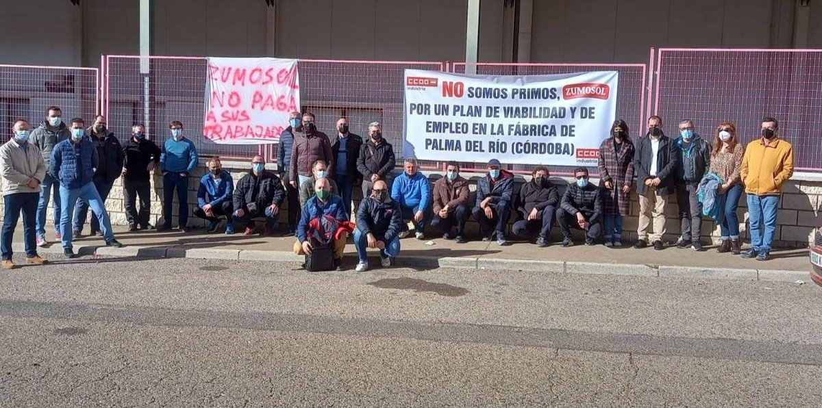 Hedelba's tweet photo. Horas de cobertura a una "huelga de transportistas" de la que no han contado los destrozos a camiones ni de gente tirando desde puentes objetos a camioneros. 
Los que llevan horas, días, meses....sin cobrar, luchando, acampados son @Trab_Zumosol
¿HABEIS VISTO NOTICIAS EN TV? https://t.co/01f5iAHwd1