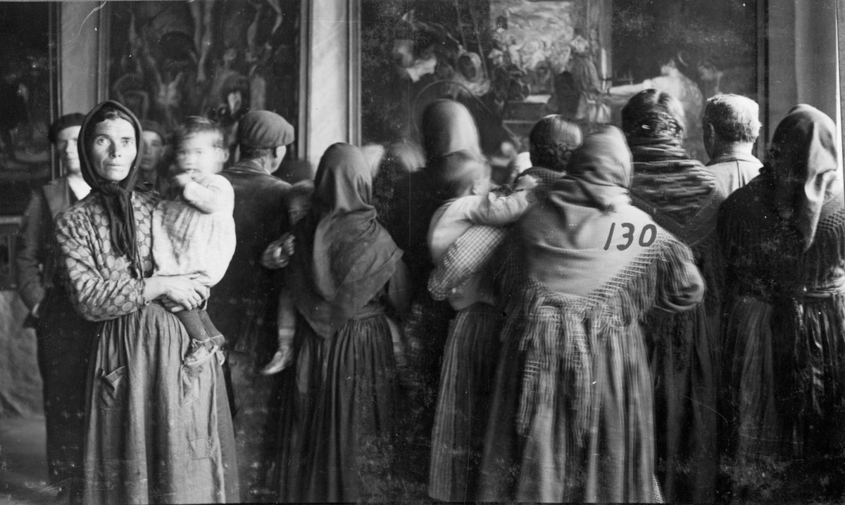 La foto que más me gusta del Museo del Prado es una que no está hecha en el Museo del Prado.

Grupo de espectadoras ante una copia de Las hilanderas de #Velázquez. Cebreros, Ávila, noviembre de 1932. Archivo fotográfico de la Residencia de Estudiantes.