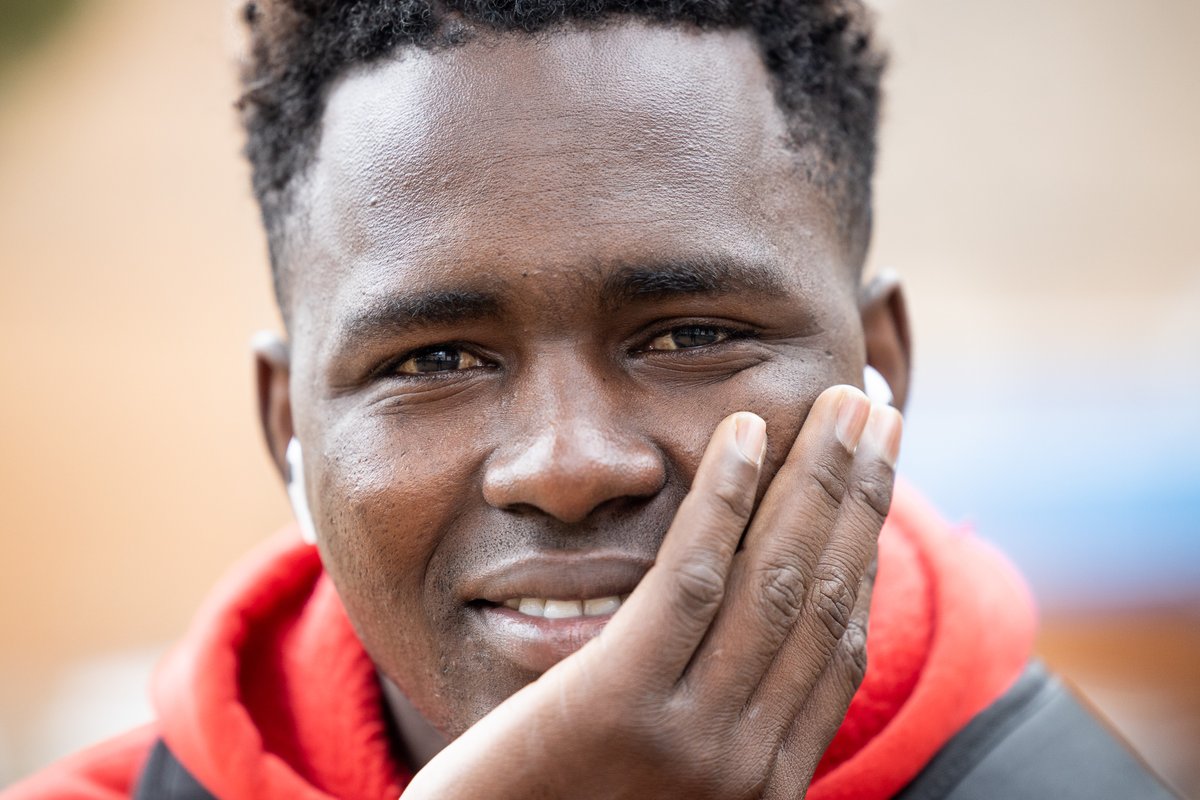 CrisOriol's tweet photo. Ibrahima, de 21 años, migró solo desde el Senegal cuando todavía era menor. Su proceso migratorio duró 1 año y medio. Estuvo tutelado por Aragón hasta la mayoría de edad cuando llegó a un centro de la @fundacioeveho. Hoy, reside y trabaja legalmente en España.

📸 Miquel González https://t.co/2QJWzgYs1c