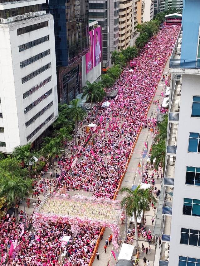 <a href="/JervisManahan/">Jervis Manahan</a> <a href="/lenirobredo/">Leni Robredo</a> Hindi mga sibuyas!

At 4:30pm today, Pasig PNP estimates #PasigLaban crowd at 80,000, but throngs of people are still making their way to the event.
#Halalan2022 | via <a href="/JervisManahan/">Jervis Manahan</a>