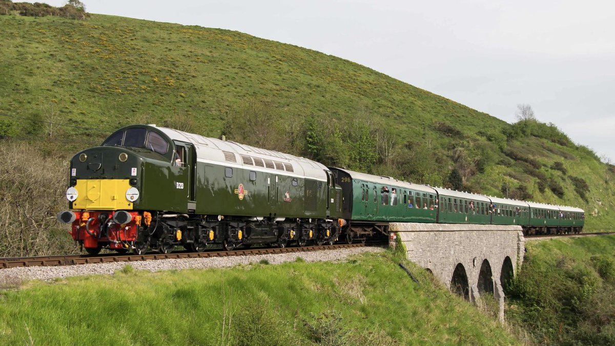 Dicky5976's tweet photo. #Countdown to the @SwanRailway #DieselGala continues, here the @cfpsnews no. D213 #Andania at #CorfeCastle @nationaltrust https://t.co/iRJGnw8ynA