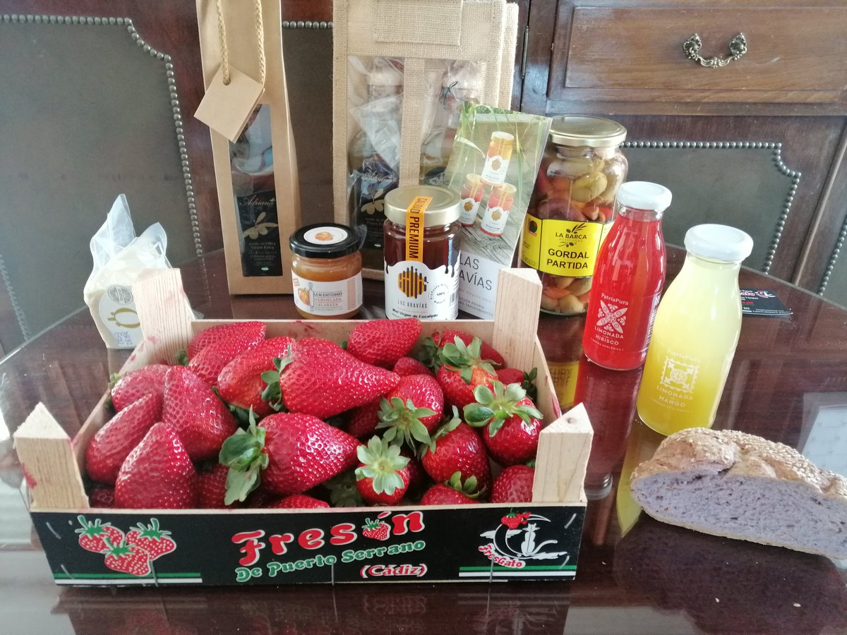 BioheritageS's tweet photo. Hasta hoy se puede disfrutar de la Feria @CadizBienMeSabe, en IFECA. Aquí algunos de sus productos: miel de abejas trashumantes, queso de nuestras razas autóctonas, aceitunas de La Barca, aceite de la Sierra, las mejores fresas que he probado nunca,de @puertoserrano y muchos más https://t.co/ERSsSNW41k
