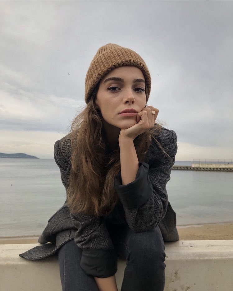 dizianaIiz's tweet photo. Hafsanur Sancaktutan… Son Yaz evreninde seni izlemek ne güzel bir duyguydu… Çok daha iyi projelerde yer alman ve yıldızının daha da parlaması dileğiyle. Yeni yaşın huzurlu, mutlu ve sağlıklı bir yıl getirsin, neşen hiç eksik olmasın. Nice yıllara güneş çiçeği. 🌸🌟 @hafsanur_s https://t.co/E4U7UygHU3