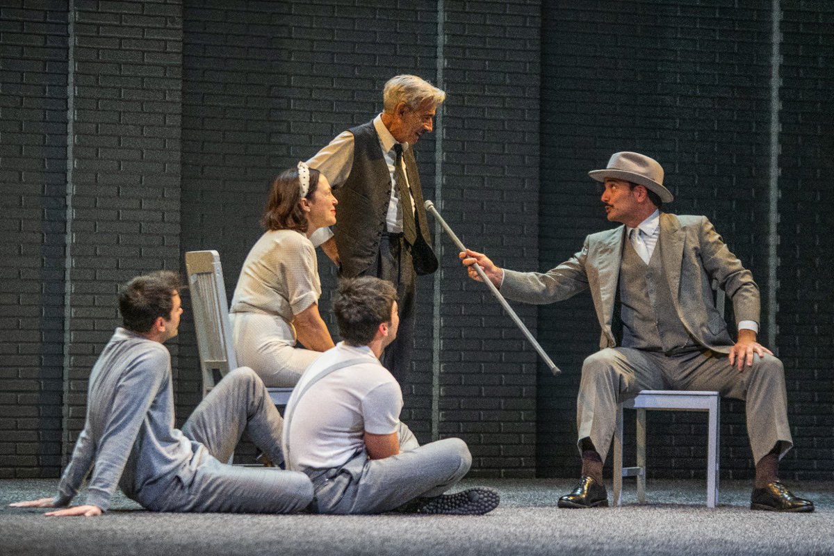 #MuertedeunViajante | Nos vemos en la gira a partir del 23 de abril!
🎟 Entradas a la venta:

23/4 Villaviciosa Odón
29/4 Ermua
30/4 Basauri
01/5 Irún
06/5 Alcobendas
07/5 Lorca
10-11/5 Málaga
13-14/5 Salamanca 
15/5 Torrejón Ardoz
20/5 Badajoz
21/5 Cáceres

📷 <a href="/Angelaortizph/">Ángela Ortiz</a>