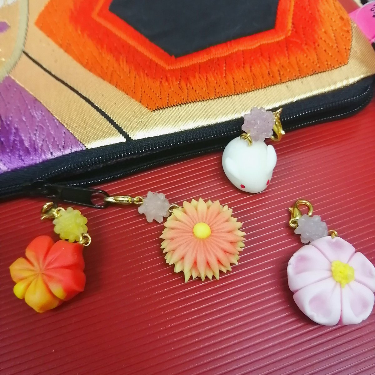 aigatajotei's tweet photo. ＼ArteVarieお品書き／
🍁練り切り風ファスナーチャーム🍁
ぽっちりとカワイイ樹脂粘土で出来た練り切り風のファスナーチャームです。練りきり風のパーツは一つ一つつくっております！是非見にいらして下さいね。
１個　500yenで頒布します✨
スペースは東5C23です。
#春コミ30 #artevarie #CC30 https://t.co/liXA226S2f