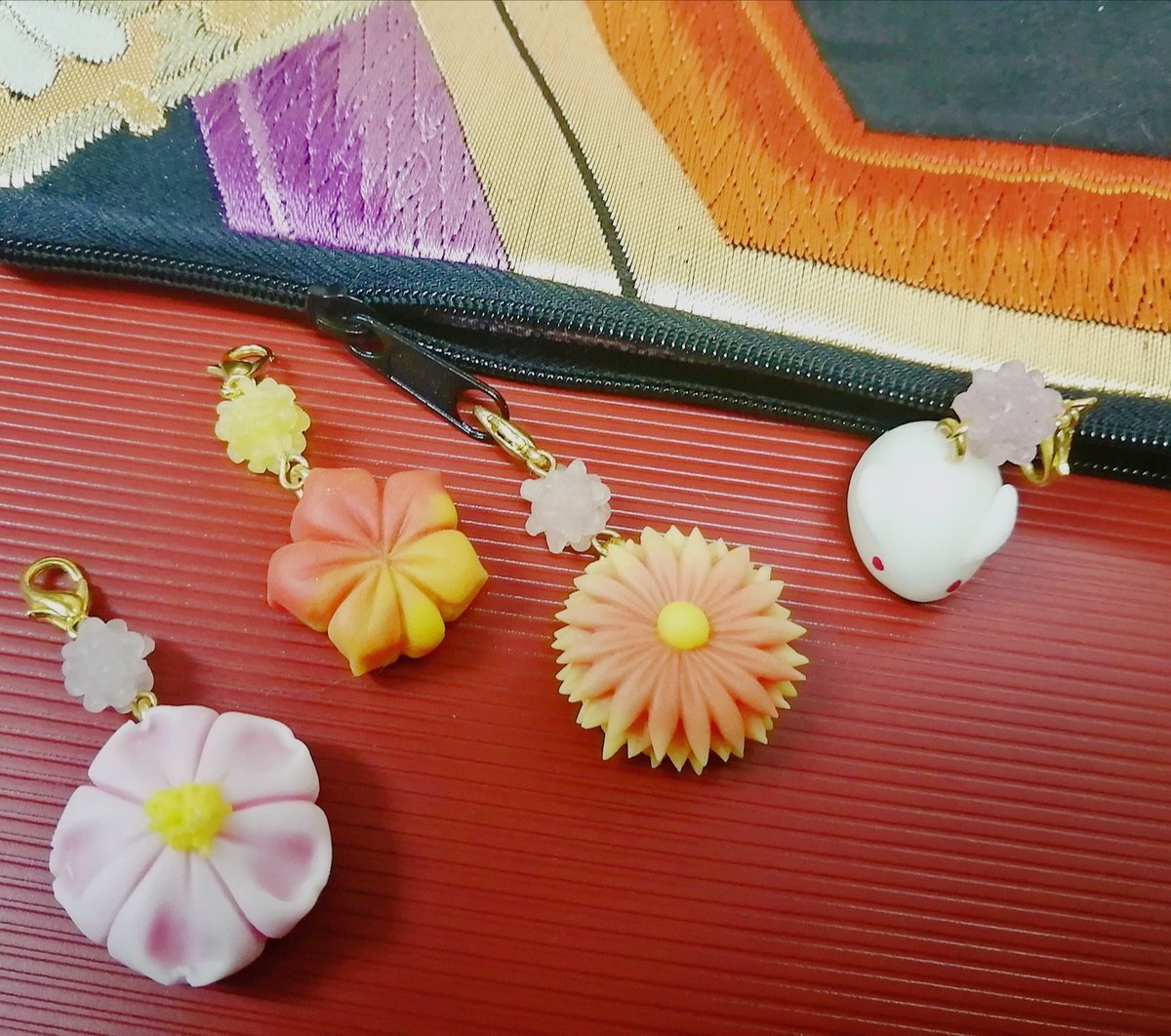 aigatajotei's tweet photo. ＼ArteVarieお品書き／
🍁練り切り風ファスナーチャーム🍁
ぽっちりとカワイイ樹脂粘土で出来た練り切り風のファスナーチャームです。練りきり風のパーツは一つ一つつくっております！是非見にいらして下さいね。
１個　500yenで頒布します✨
スペースは東5C23です。
#春コミ30 #artevarie #CC30 https://t.co/liXA226S2f