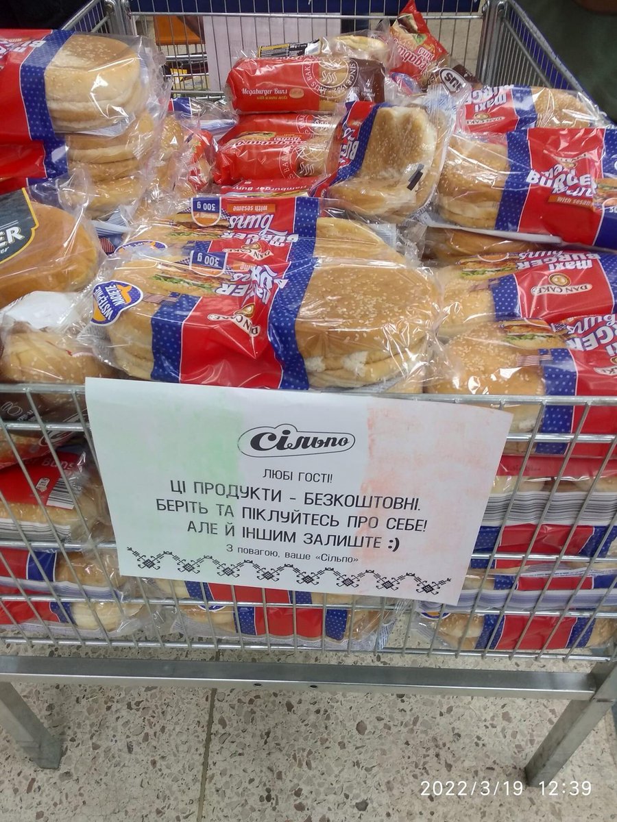Ukrayna Dnipro şehrinde bir market: 
"Ücretsiz alabilirsiniz ama başkalarına da kalsın :). Kendinize dikkat edin"
