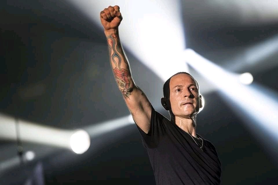 lpitaly's tweet photo. Celebrate la vita, amate il prossimo, rinnegate l'odio.
Auguri Chester ❤️
#LinkinPark #MakeChesterProud #lpit #chesterbennington https://t.co/Cw4iOZwVhk