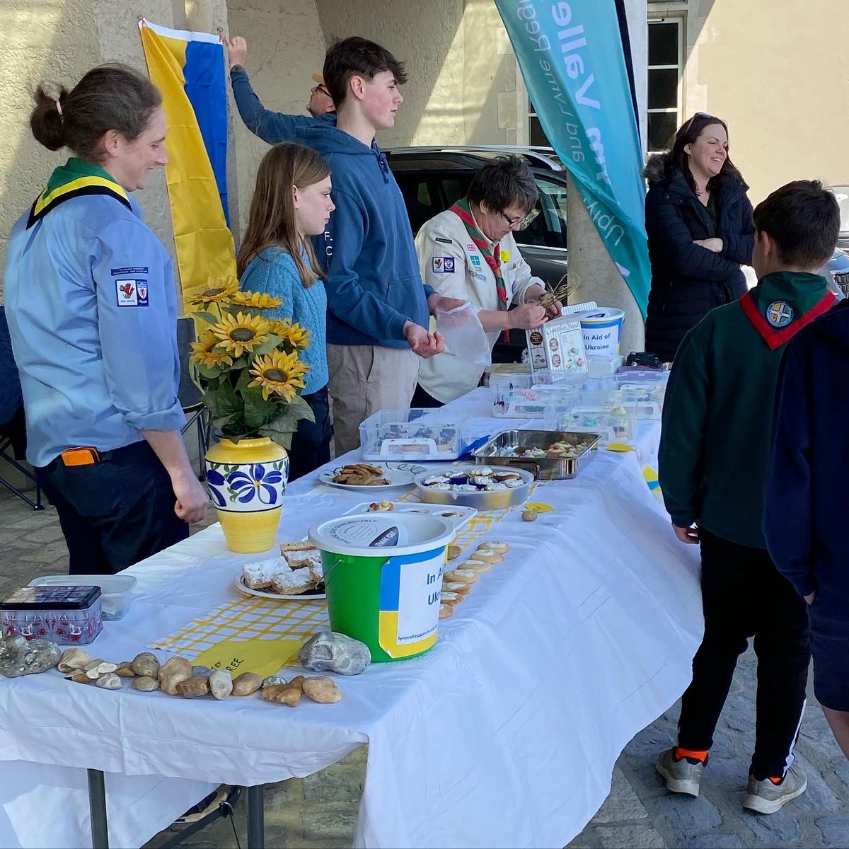 1stlymvalley's tweet photo. 🇺🇦 We’ve raised an amazing £1,028 in aid of @worldscouting ‘s campaign for the Ukrainian Scouts Humanitarian Response - thanks to the generosity of the public, and locals, for buying cakes and putting money in buckets.
#skillsforlife #scouts #lymeregis #uplyme #standwithukraine https://t.co/FGexZLObd7
