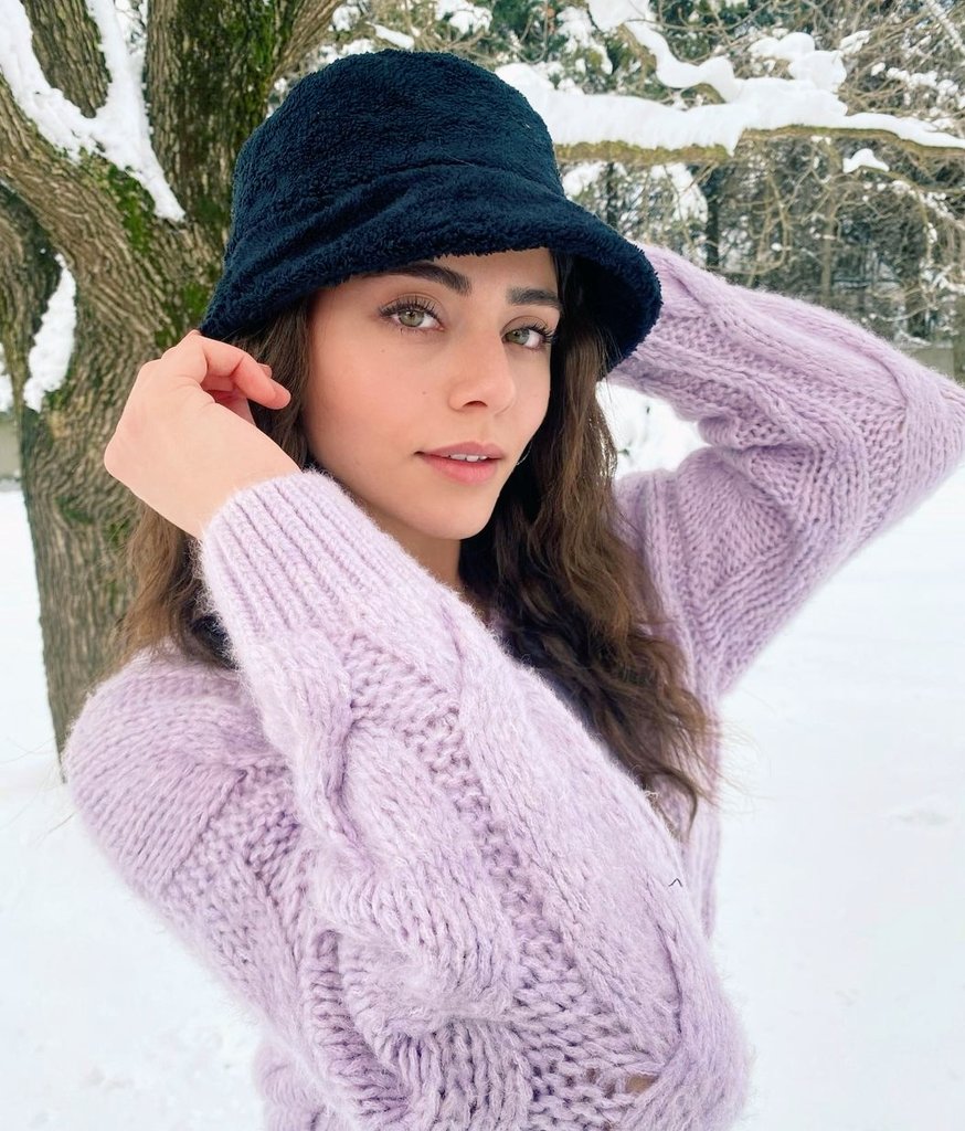 Listeland'ın düzenlemiş olduğu Yeni Nesil Oyunculardan En Başarılı Kadın Oyuncu Seçiyoruz oylamasında toplamda 160k'nın üstünde oy kullanıldığı anketin kazananı %35 oranla, 58,9k oy ile #SılaTürkoğlu oldu. Tebrikler güzel gözlü kadın :) 💫 #Emanet