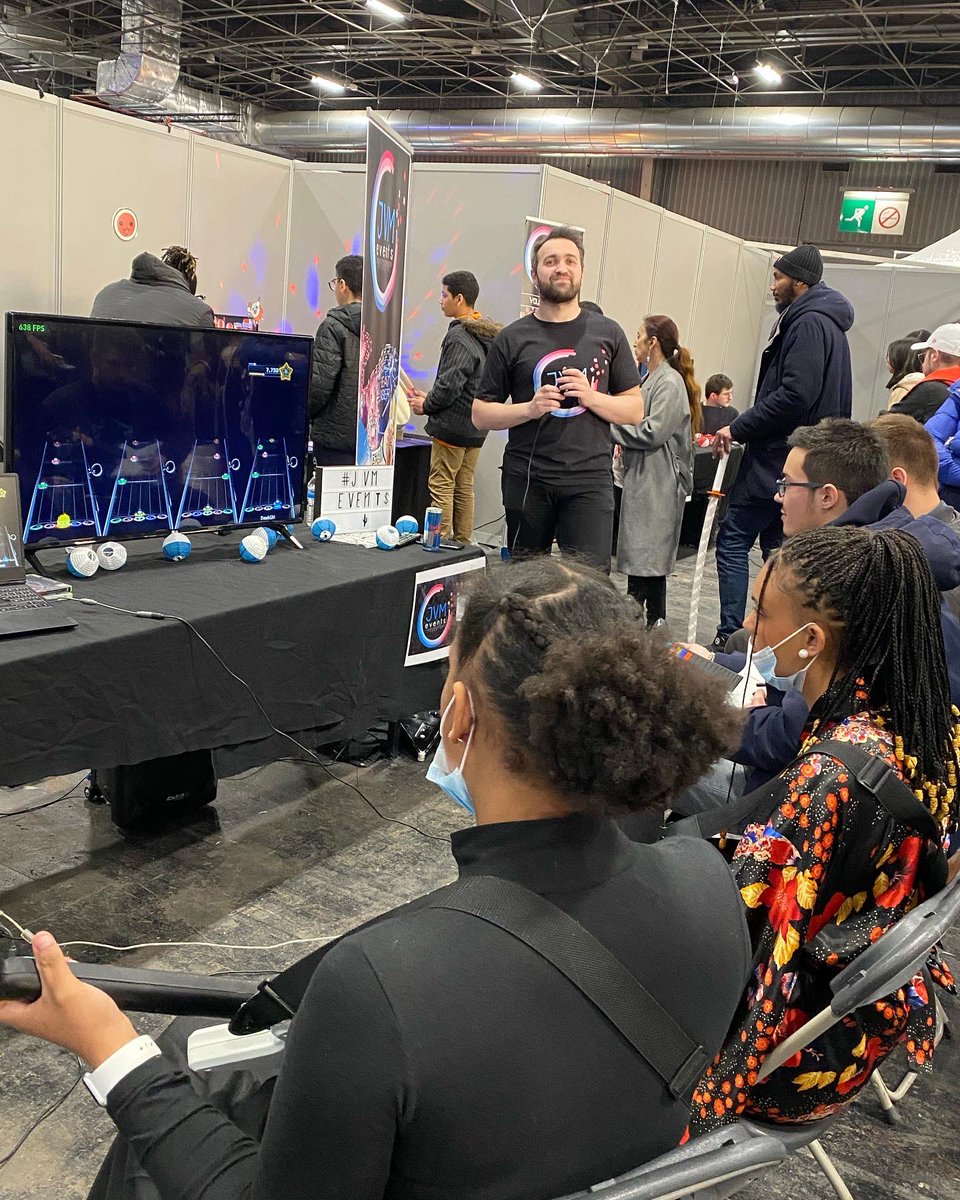 ParisManga's tweet photo. Envie de trouver une animation pour bien vous réveiller ? Venez-vous amuser dès maintenant au stand de jeux musicaux de JVM EVENTS 🎶💃🏽 #ParisManga #PM31 #paris#ParisMangaSciFiShow #SciFiShow #musique #jeumusical #realitevirtuelle #batterie #guitare https://t.co/QHQCh1TX0p