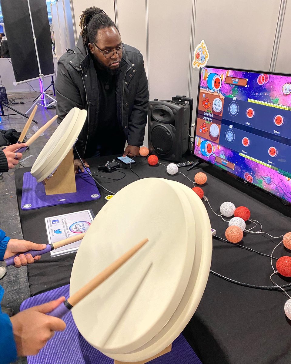 ParisManga's tweet photo. Envie de trouver une animation pour bien vous réveiller ? Venez-vous amuser dès maintenant au stand de jeux musicaux de JVM EVENTS 🎶💃🏽 #ParisManga #PM31 #paris#ParisMangaSciFiShow #SciFiShow #musique #jeumusical #realitevirtuelle #batterie #guitare https://t.co/QHQCh1TX0p