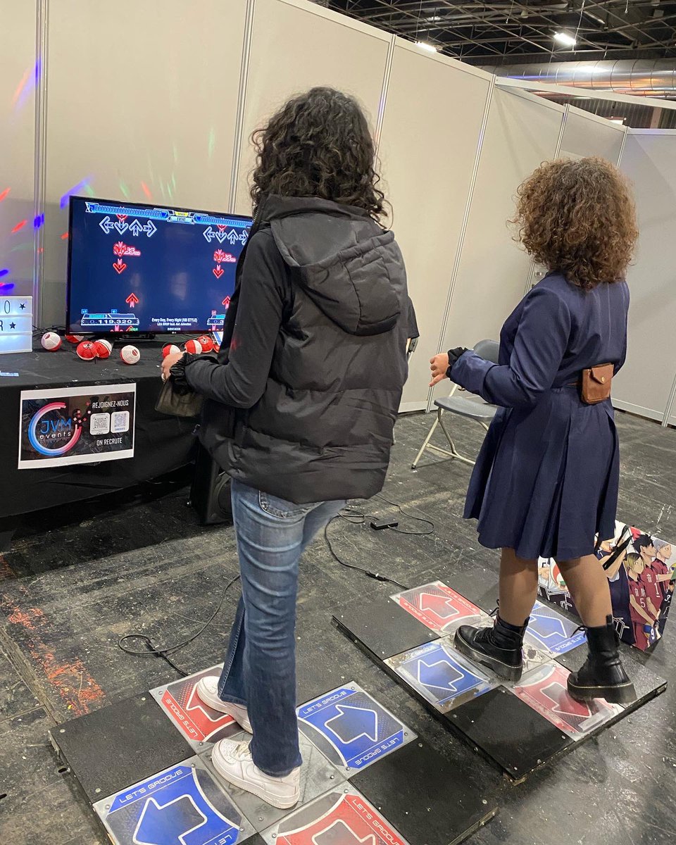 ParisManga's tweet photo. Envie de trouver une animation pour bien vous réveiller ? Venez-vous amuser dès maintenant au stand de jeux musicaux de JVM EVENTS 🎶💃🏽 #ParisManga #PM31 #paris#ParisMangaSciFiShow #SciFiShow #musique #jeumusical #realitevirtuelle #batterie #guitare https://t.co/QHQCh1TX0p
