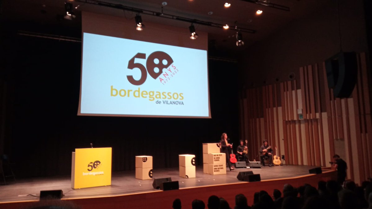 GuilleSoler3's tweet image. L'acte de presentació dels 50 anys dels @bordegassos ahir, exemplar. Tots els detalls molt cuidats, del discurs del president als vídeos, l'escenografia i la música en directe (volem més!). Representant l'esperit de la colla i sense carrincloneries. #castellers