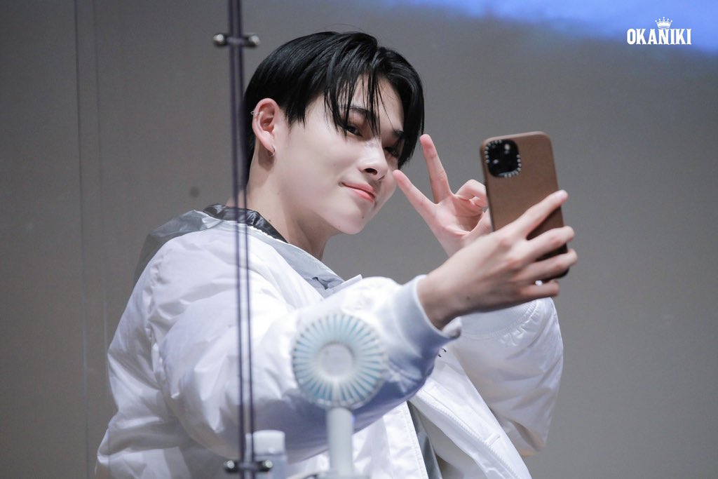 enhypenfansite's tweet photo. [HQ] 220117 Ni-ki – Yes24 Fansign

cr.@/OkaNIKI_ 
#ENHYPEN #엔하이픈 #니키 #ニキ #NI_KI @ENHYPEN @ENHYPEN_members https://t.co/UHQFtUGZDG