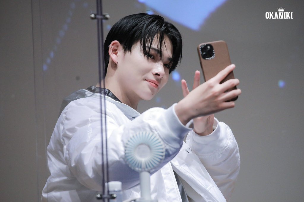 enhypenfansite's tweet photo. [HQ] 220117 Ni-ki – Yes24 Fansign

cr.@/OkaNIKI_ 
#ENHYPEN #엔하이픈 #니키 #ニキ #NI_KI @ENHYPEN @ENHYPEN_members https://t.co/UHQFtUGZDG