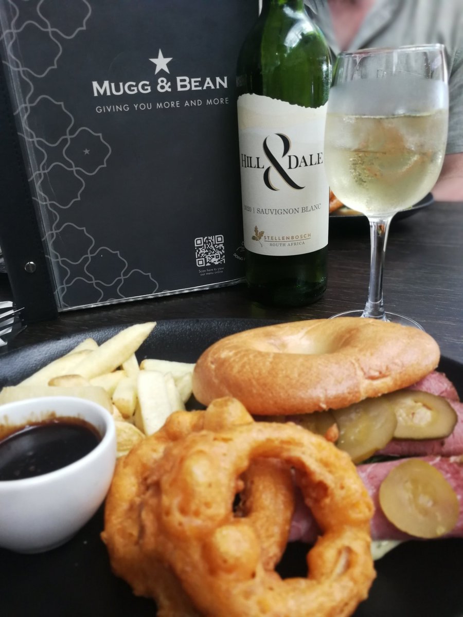 Aaah, now here's a good way to start a Sunday. <a href="/hillanddalewine/">Hill&Dale</a> #sauvignonblanc and  @MuggandBeanVM #pastrami #bagel. 😁