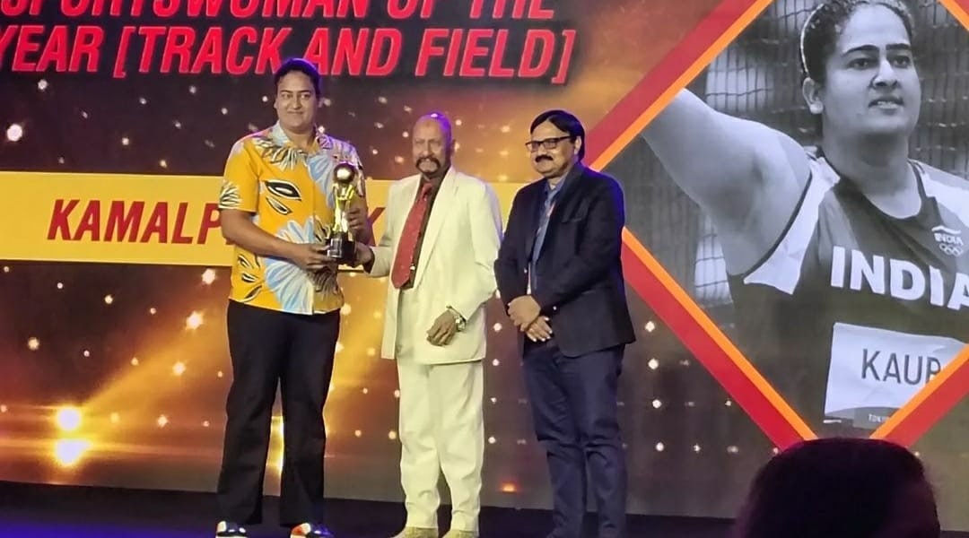 #SAI Patiala Athlete Olympian Ms.<a href="/Kamalolympian/">Kamalpreet Kaur</a> honoured by #Sportswoman of the Year (Track &amp; Field). Awards night hosted by
Sportstar Aces Hero Of The Year 2022.Young Athletes will be inspired by your award. It is a proud moment for the Athletes and the people of 🇮🇳.
👏👏💐