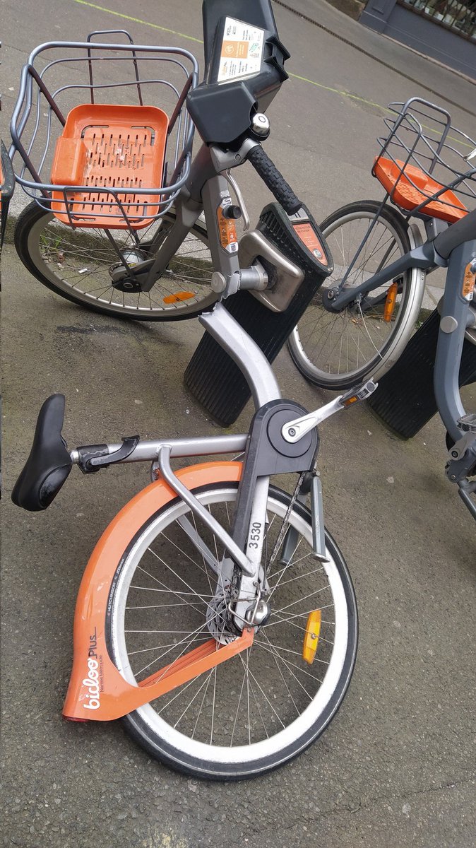 Mr_tom4's tweet photo. Bonjour @bicloo_officiel , ya un abruti qui a essayé de transformer 2 de vos #bicloo en #pliant:(.
Station derrière la cathédrale. https://t.co/i5hPShYHRE