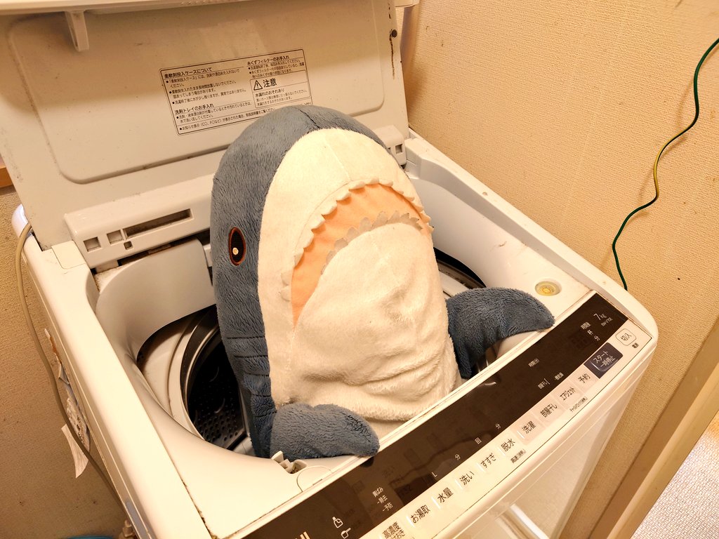 Ikeaのサメは洗うだけで楽しい気分になれるのだ ダメだ楽しすぎる お洗濯されるサメさんたちの図 Togetter