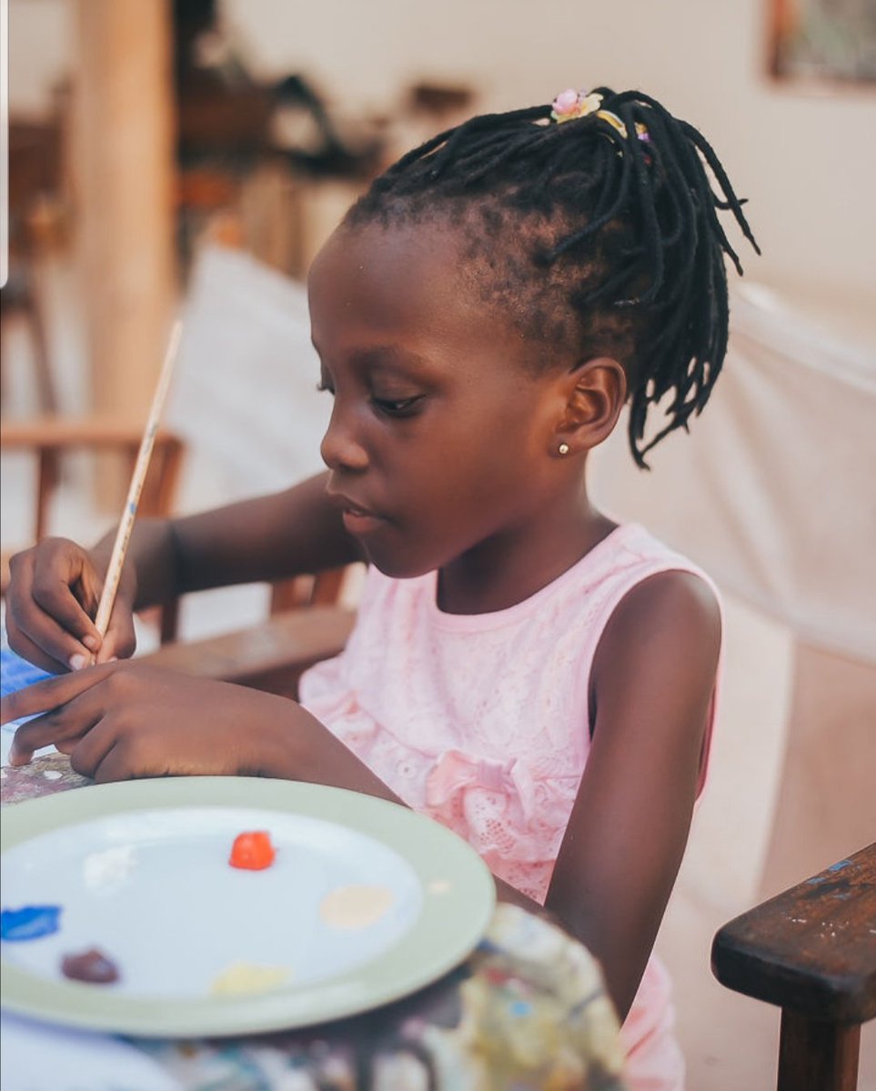 yose_hoza's tweet photo. Sanaa hii pia inaenda kugusa watoto na kuibua watoto ambao kupitia uchoraji wanakuwa mabalozi wa kutoa elimu ndani ya jamii jinsi ya kukabiliana na mabadiliko ya tabia nchi #learnwithart #climateartcafetz https://t.co/RK5lLaHbay
