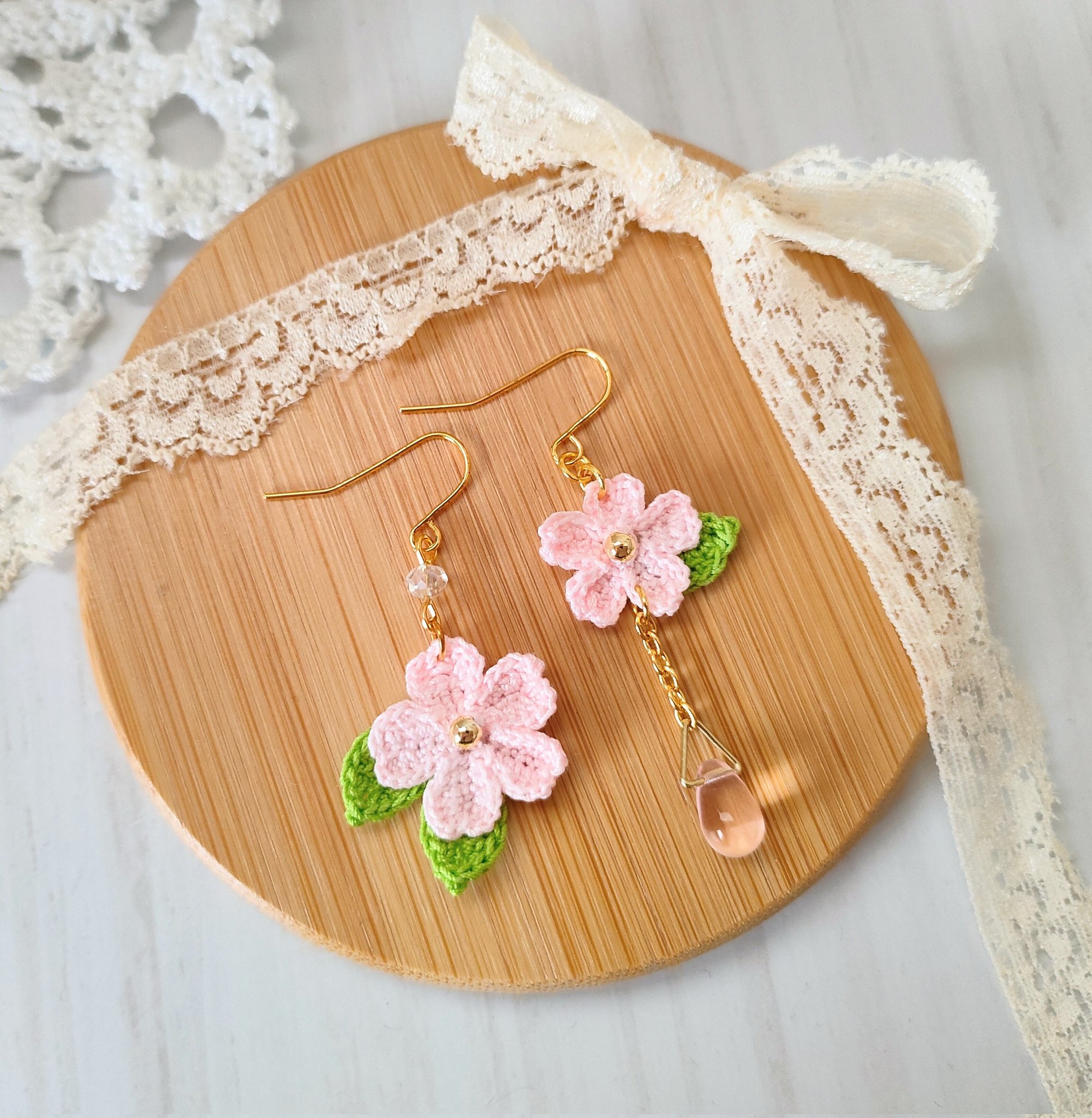 P A 編み物 アクセサリー 桜のアシンメトリーのピアス イヤリングができました ハンドメイド ハンドメイド アクセサリー アクセサリー Handmade Handmadeaccessory Accessory かぎ編み かぎ針編み レース編み 編み物 かぎ針編みアクセサリー