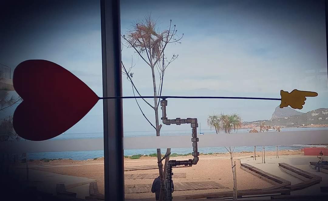 Y con la dirección clara aterrizamos hoy en casa, al fin. 
 "Nube Nube" en Centro  Cultural de Corvera, 17,30 horas. Organiza junta municipal de Corbera y enclavecultura. 
La escultura es del genial Frank R. Tassi.
#giranubenube
#periferiapuppettheatre