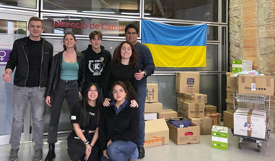 UPFBarcelona's tweet photo. Èxit de la campanya de recollida de material per a #Ucraïna organitzada per estudiants de la #UPFBarcelona. Es va recollir material divers, principalment productes higiènics, medicines i material de cures.

👉 https://t.co/bjhhgN6NHz 
#UnisStandForUkraine @Unisforpeace https://t.co/sm0qWRwzuH