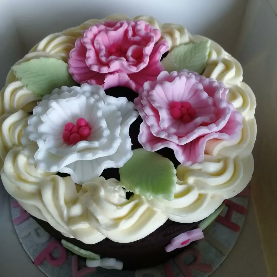 Chocolate celebration cake with chocolate ganache and fondant flowers .
#joejoesbakes #jjb #birthdayorder #smallbussinessleicestershire #leicestershirebusinesses #leicestershirebaker  #homebakery #independentbaker #independentbusiness #freelancebaker #leicestershire #leicester