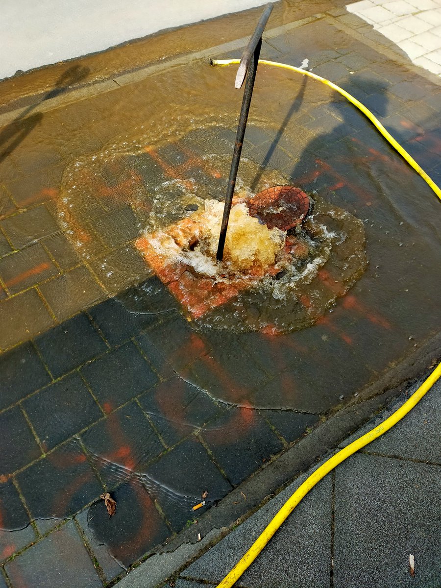 Kurierprinzess1's tweet photo. Heute mal jeden #Trick angewendet um an den #Hydranten zu gelangen!! Gibt bestimmt wieder #Morddrohungen der #Auto fahrenden #Nachbarschaft 😡😂🤷💪 https://t.co/2IB8WAdhQz