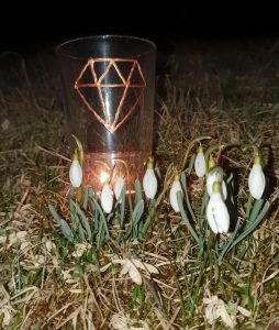 NDiamondFansDE's tweet photo. #Diamondsforpeace have reached #Austria! (thx @ElisabethCook2 for shipping 😙)
Franz' #picoftheday also comes w/ @NeilDiamond lyrics: 

There are magical places inside the heart
Come on, let's go
We got room on that mountain of love

Let's go #diamondforpeace, folks! 💎🕯

#peace https://t.co/AsxDF3GvQn