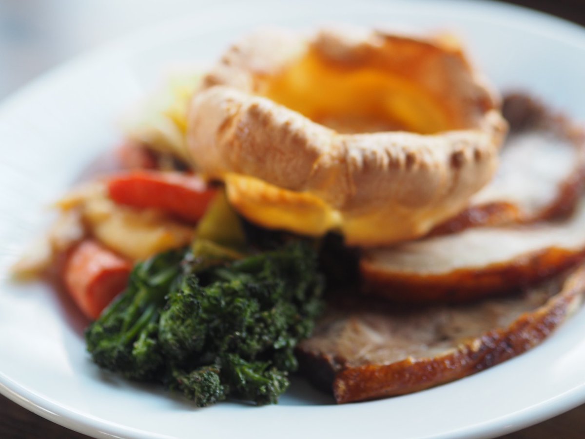 Roasts on till 6pm <a href="/bravesirrobinn4/">Bravesirrobinn4</a> 

#yum #sundayroast #pub