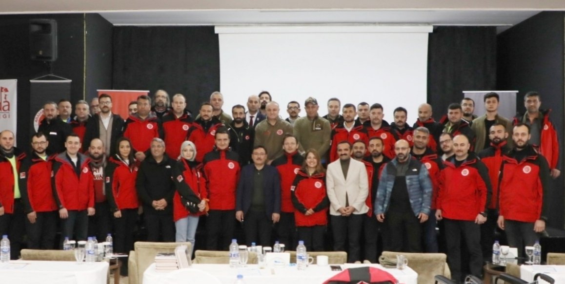 Valimiz Sayın Gökmen Çiçek, ANDA Eğitim Araştırma Yardımlaşma ve Arama Kurtarma Derneği tarafından düzenlenen 3. İnsanı Yardım ve Arama Kurtarma Çalıştayı'na katıldı.