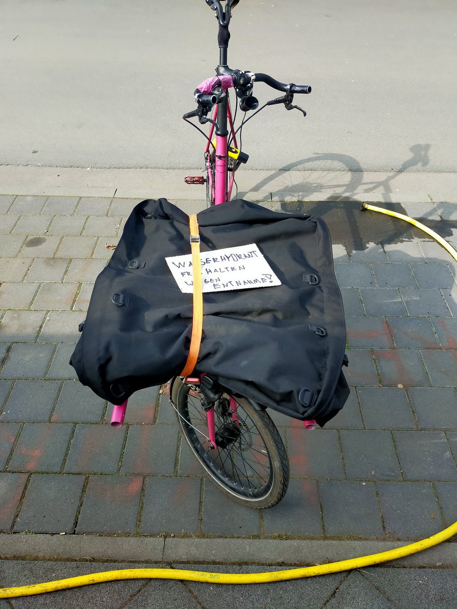 Kurierprinzess1's tweet photo. Heute mal jeden #Trick angewendet um an den #Hydranten zu gelangen!! Gibt bestimmt wieder #Morddrohungen der #Auto fahrenden #Nachbarschaft 😡😂🤷💪 https://t.co/2IB8WAdhQz