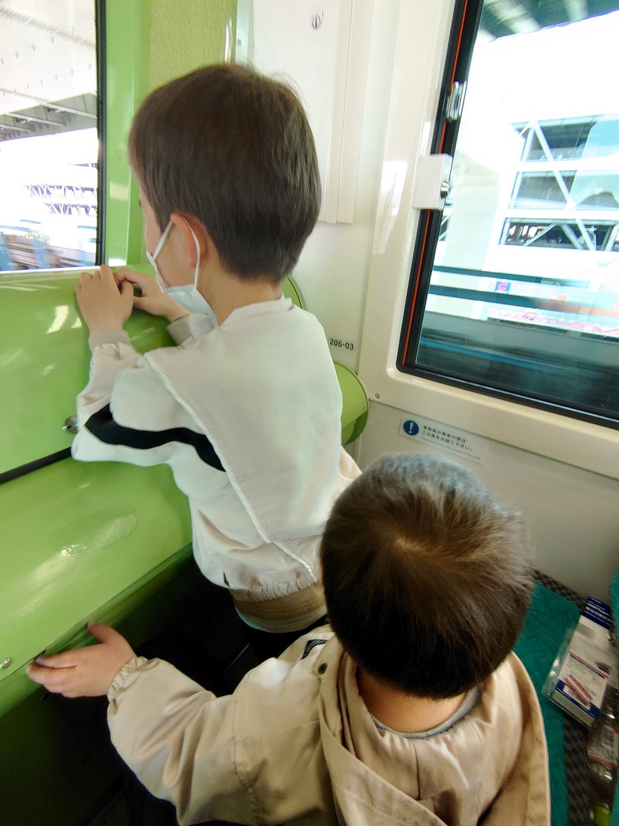 natsudd's tweet photo. 何年かぶりに大阪モーターサイクルショーへ
子どものご機嫌取り大阪メトロにものりつつ...
めっちゃ人多くて、二人相手しつつやと全然見たいもん見れんかった(´・ω・`) https://t.co/XiW3Bas6ls