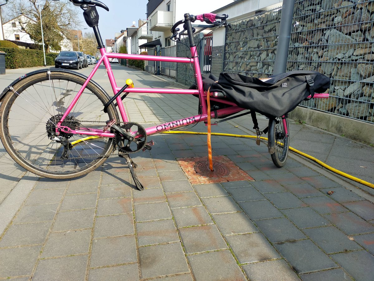 Kurierprinzess1's tweet photo. Heute mal jeden #Trick angewendet um an den #Hydranten zu gelangen!! Gibt bestimmt wieder #Morddrohungen der #Auto fahrenden #Nachbarschaft 😡😂🤷💪 https://t.co/2IB8WAdhQz