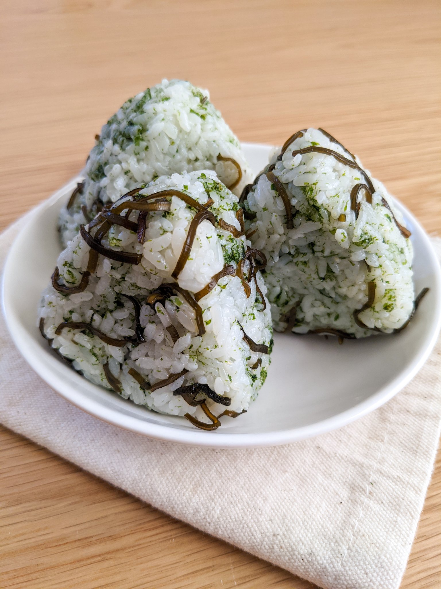 ハマごはん お手軽レシピ 世界一簡単なのり塩昆布おにぎり ごはん 青のり 塩こんぶ ごま油を混ぜておにぎりを作って完成 青のりと塩こんぶのシンプルな味付けなのにごま油の風味も豊かで絶対に食べてほしい激ウマおにぎりです 是非お試し ハマごはん お手軽レシピ 世界一簡単なのり塩昆布おにぎり ごはん 青のり 塩こんぶ ごま油を混ぜておにぎりを作って完成 青のりと塩こんぶのシンプルな味付けなのにごま油の風味も豊かで絶対に食べてほしい激ウマおにぎりです 是非お試し
