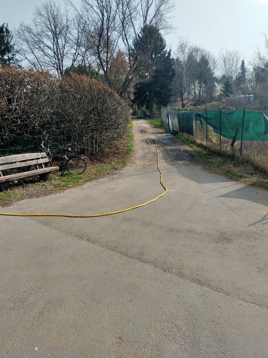 Kurierprinzess1's tweet photo. Heute mal jeden #Trick angewendet um an den #Hydranten zu gelangen!! Gibt bestimmt wieder #Morddrohungen der #Auto fahrenden #Nachbarschaft 😡😂🤷💪 https://t.co/2IB8WAdhQz