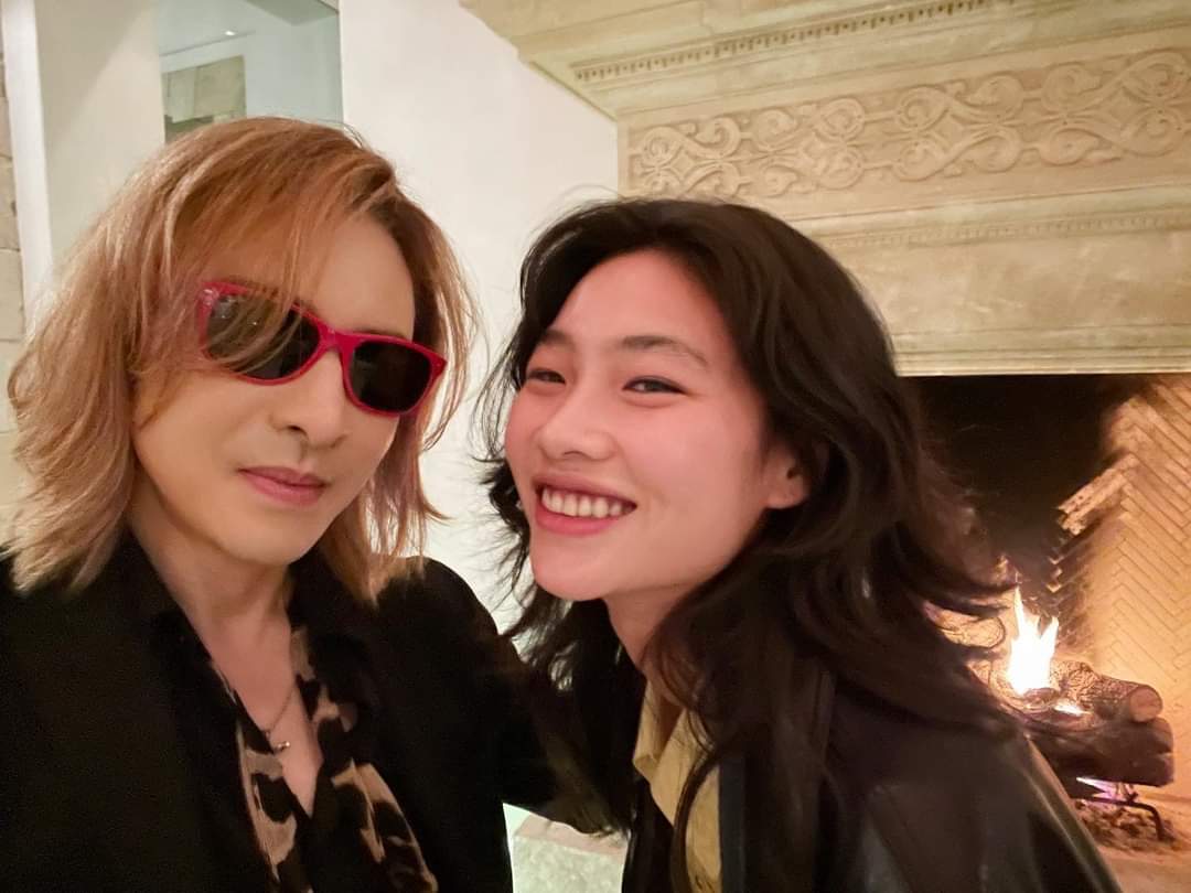 XJapanItalianST's tweet photo. @YoshikiOfficial having dinner with the cast of 'Squid Game' in LA 🇯🇵🇺🇸🇰🇷

#yoshiki #xjapan #SquidGame #hoyeonjung #LeeJungJae #koreanactor #LA 

-julio- https://t.co/XSJQLuu1VU
