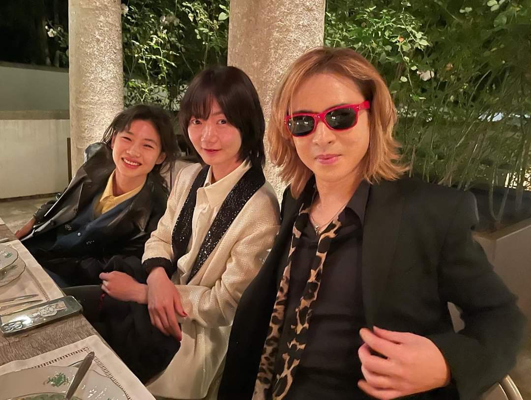 XJapanItalianST's tweet photo. @YoshikiOfficial having dinner with the cast of 'Squid Game' in LA 🇯🇵🇺🇸🇰🇷

#yoshiki #xjapan #SquidGame #hoyeonjung #LeeJungJae #koreanactor #LA 

-julio- https://t.co/XSJQLuu1VU