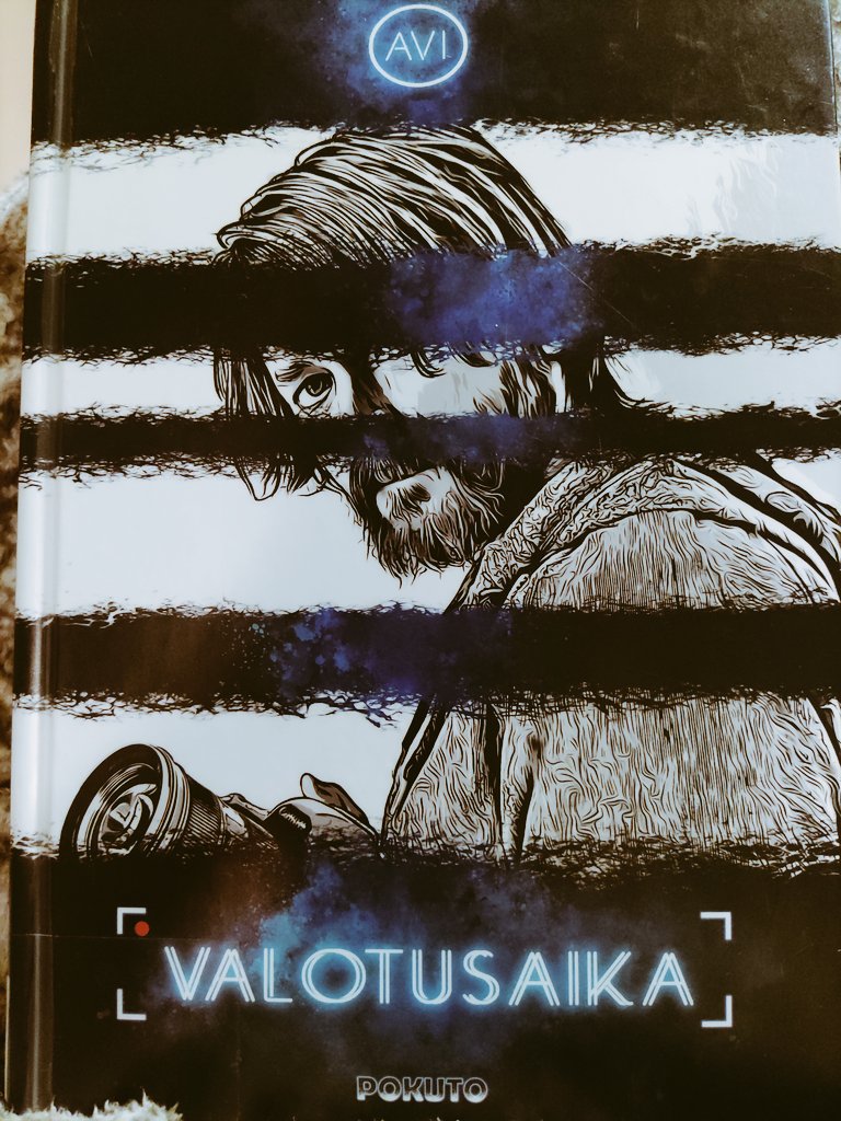 Hn_na's tweet photo. #sarjakuvat #kessry #sarjishaaste kohta 11: mysteeri.
Ihan pyöri sukat jaloissa lukiessa, kun oli niin jÀnnÀ ja mukanaan vievÀ tÀmÀ Avin Valotusaika. Fotorealismi ei ole aivan juttuni, ja tekstiÀ oli ihan hintsusti liikaa omaan makuun, mutta Jkl:n maisemat ilahduttivat kovasti. https://t.co/HGZFbCiPXW