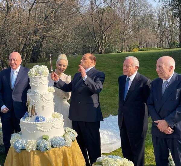manginobrioches's tweet photo. Un quasi giovane con quasi capelli e quasi Presidente della Repubblica (brrrr) taglia una quasi torta accanto alla quasi sposa, quasi badante, in bianco. Attorno, quasi testimoni. https://t.co/DqW2jwICpL