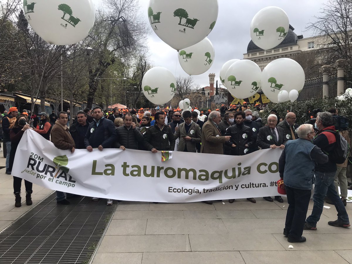 AidaGascon's tweet photo. La mani ’20M Rural’ utiliza a la gente del campo pero casualmente está sobrerepresentada por las federaciones de caza y el sector taurino. Y por el PP. 

Una manifestación similar pero el 23 de enero fue secundada por VOX.

#20MRural
#RuralSinMaltratoAnimal https://t.co/sEFgFBFLx8