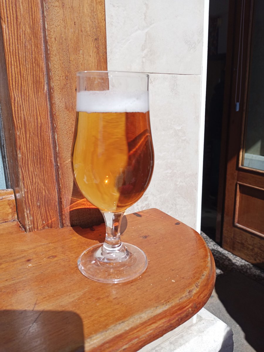 El que inventó la cerveza (ale o lager, rubita, bien tirada... y si es de <a href="/cervezasambar/">Cervezas Ambar</a> <a href="/CervezaCerex/">Cerveza Cerex</a> <a href="/mahou_es/">Mahou</a> <a href="/Cruzcampo/">Cruzcampo #ConMuchoAcento</a> o <a href="/estrellagalicia/">Estrella Galicia</a> mejor que mejor), buen regalo hizo a la Humanidad.... 😏👍🏽
