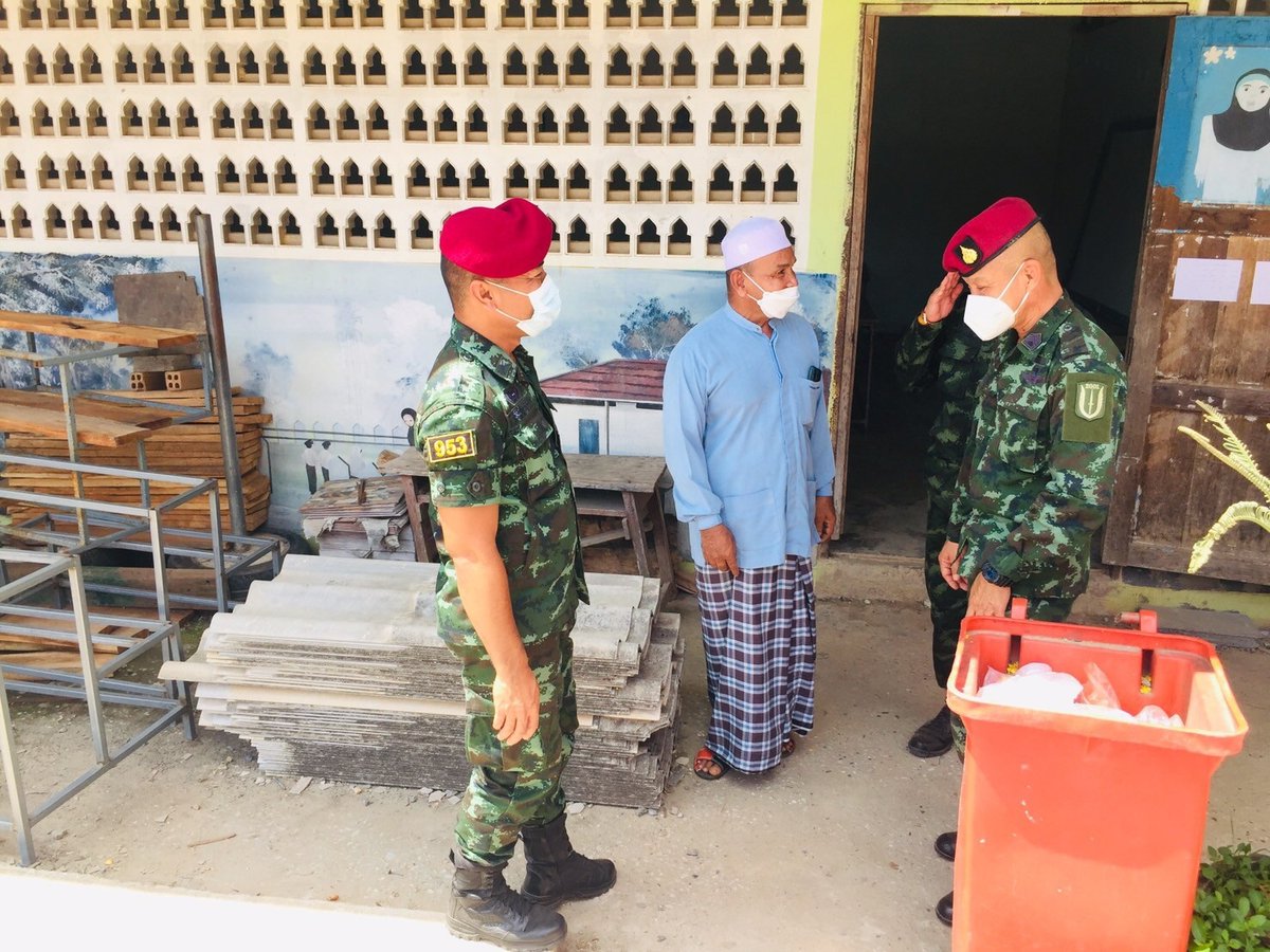 ครูหมวกแดงปันยิ้ม โดยชุด ทสพ./สทสพ. สนับสนุน ชุดสันติสุข ดำเนินกิจกรรมเข้าพบปะ มอบเครื่องบริโภค เพื่อพัฒนาสัมพันธ์, สร้างความเข้าใจ, และสร้างภาพลักษณ์ที่ดีต่อ ปชช. ในพื้นที่ ณ ศูนย์การเรียนรู้ศาสนาอิสลามประจำมัสยิด ตาดีกานูรุลดีน บ.บาโงสโต ม.๙ ต.บันนังสตา อ.บันนังสตา จว.ยะลา