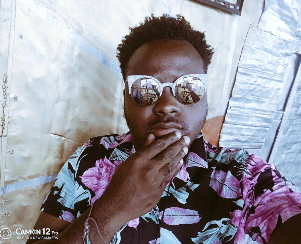 GeneralSinda's tweet photo. 🚨Motuna
J'ai emprunté la chambre de
mon ami, j'ai invité NAOMIE,
arrivé elle me dit fait
doucement bebe  c lit a
I'habitude de tomber
Que dois-je faire?
🤔Bon dimanche a vous https://t.co/LMDDXt643p