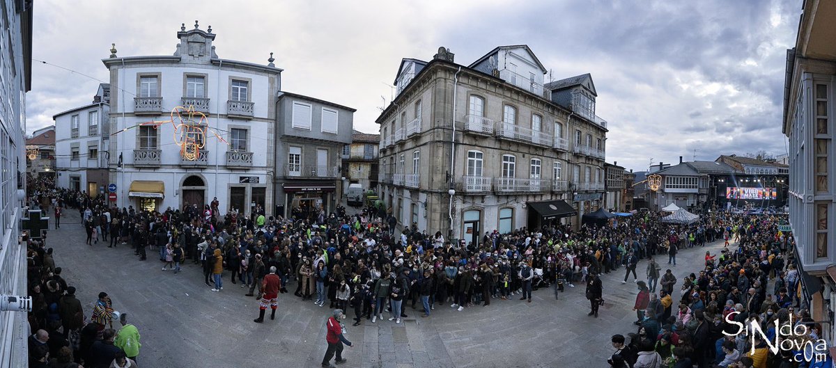 SindoNovoa's tweet photo. Onte volvéronse encher as rúas de Viana do Bolo de Entroido. Máscaras chegas as de diferentes puntos de Galicia, Asturias, CL, CM, Pais Vasco, Portugal e Italia fixeron un percorrido que remataba na Praza Maior.
Hoxe tócalle o turno da #vibomask a Vilariño de Conso. https://t.co/ZF8PMrlzuK