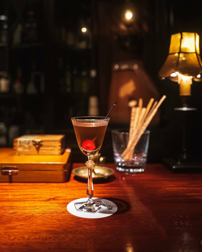 SudareCocktail's tweet photo. 🍸
📍Bar Sterne / Tokyo, Japan.

◼︎Manhattan
✒︎Stir

#BarSterne 

------------------------
Camera / SONY α7III
Lens / FE 24mm F1.4 GM https://t.co/a0ewJIikvu