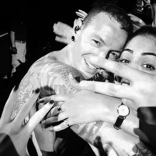 LPrhinestone's tweet photo. #ChesterBennington with fans *a thread* bc i'm missing him more than usual today https://t.co/J5E8OjigT7